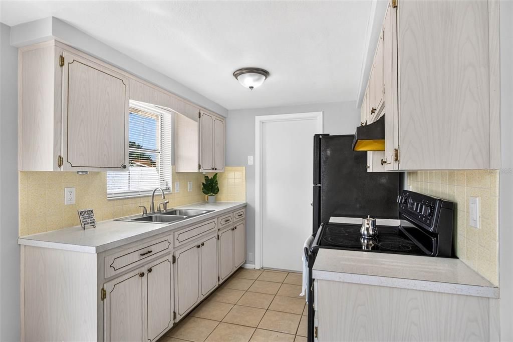 For Rent: $1,450 (2 beds, 1 baths, 840 Square Feet)