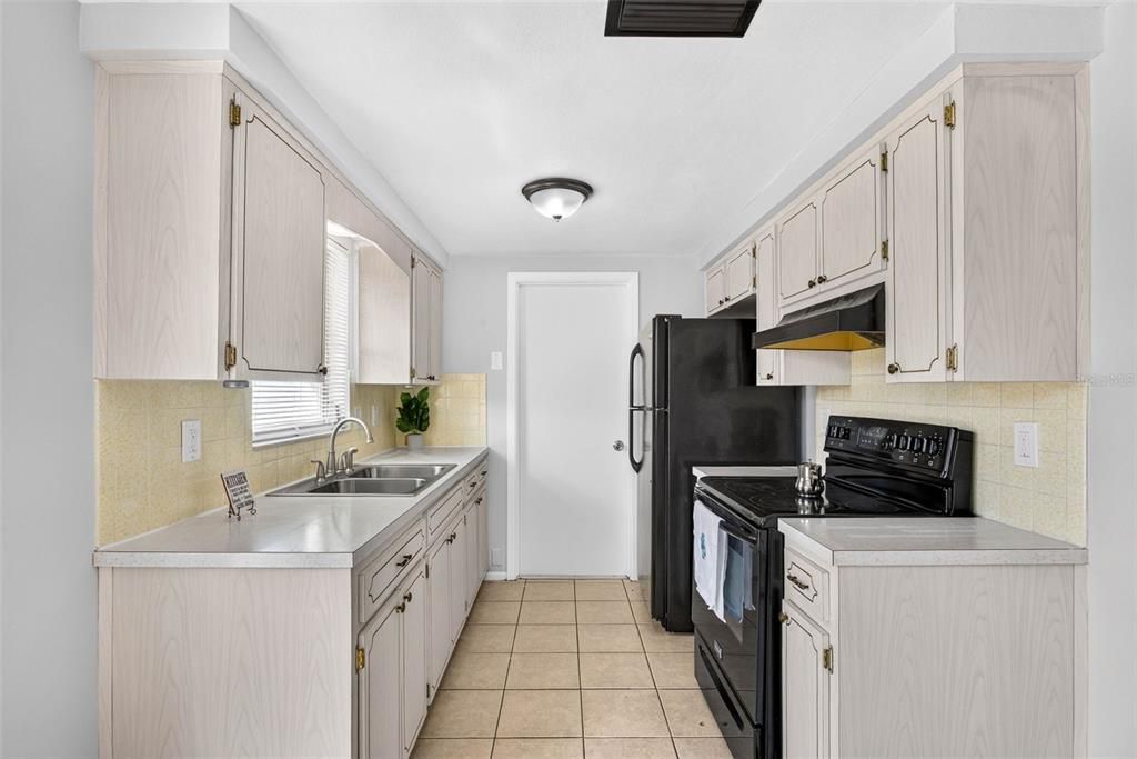 For Rent: $1,450 (2 beds, 1 baths, 840 Square Feet)