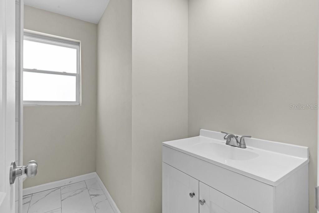 For Sale: $199,500 (2 beds, 1 baths, 936 Square Feet)