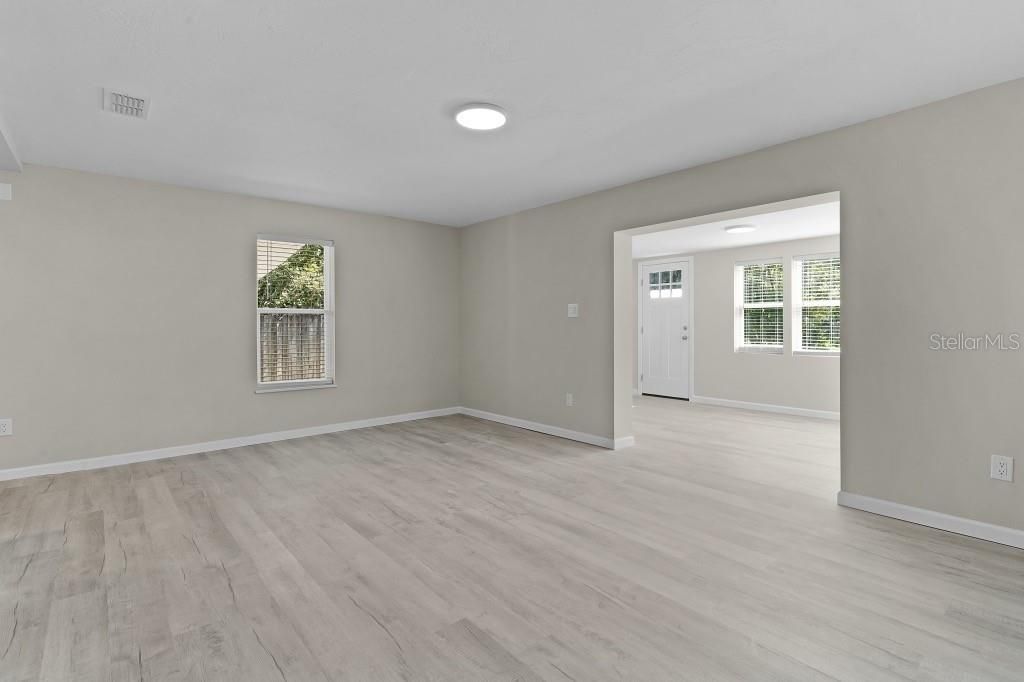 For Sale: $199,500 (2 beds, 1 baths, 936 Square Feet)