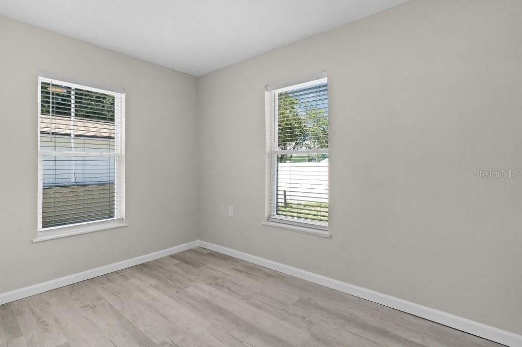 For Sale: $199,500 (2 beds, 1 baths, 936 Square Feet)
