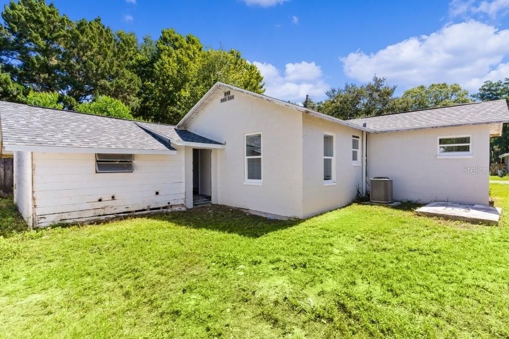 For Sale: $199,500 (2 beds, 1 baths, 936 Square Feet)