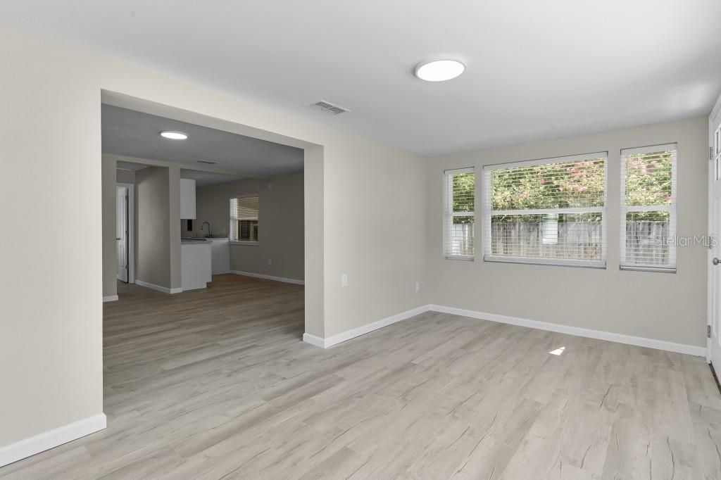 For Sale: $199,500 (2 beds, 1 baths, 936 Square Feet)
