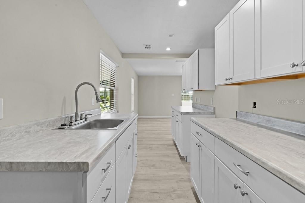 For Sale: $199,500 (2 beds, 1 baths, 936 Square Feet)