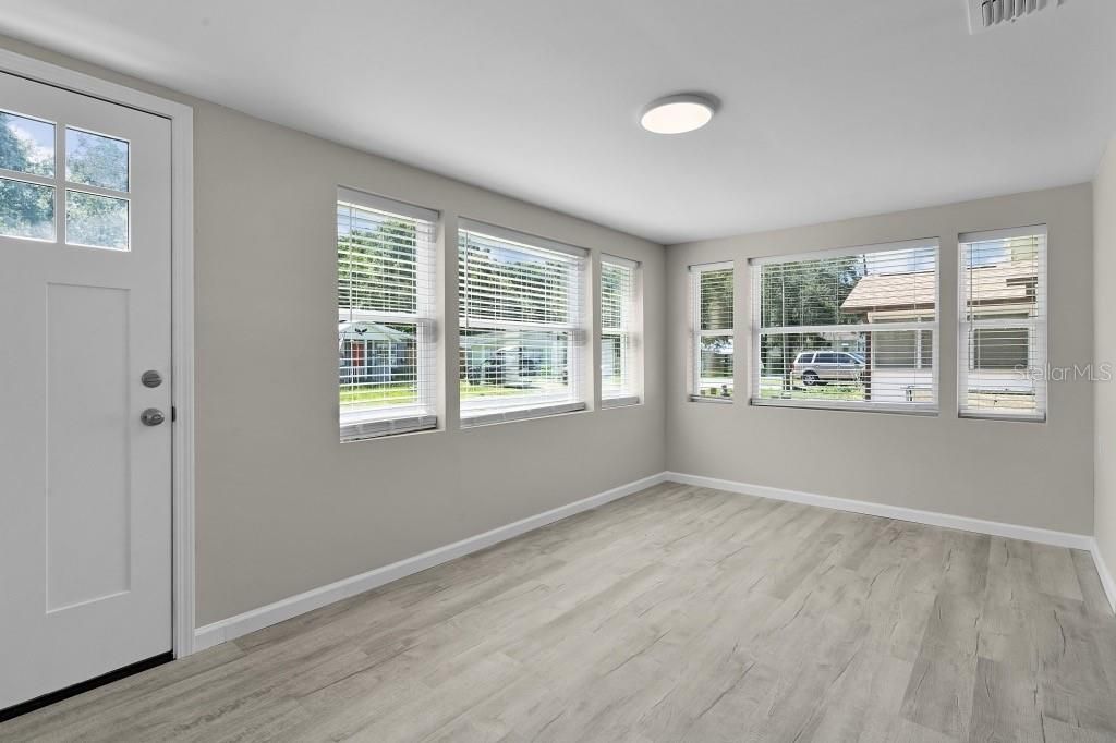 For Sale: $199,500 (2 beds, 1 baths, 936 Square Feet)