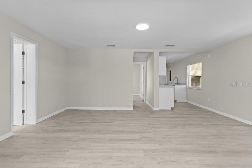 For Sale: $199,500 (2 beds, 1 baths, 936 Square Feet)