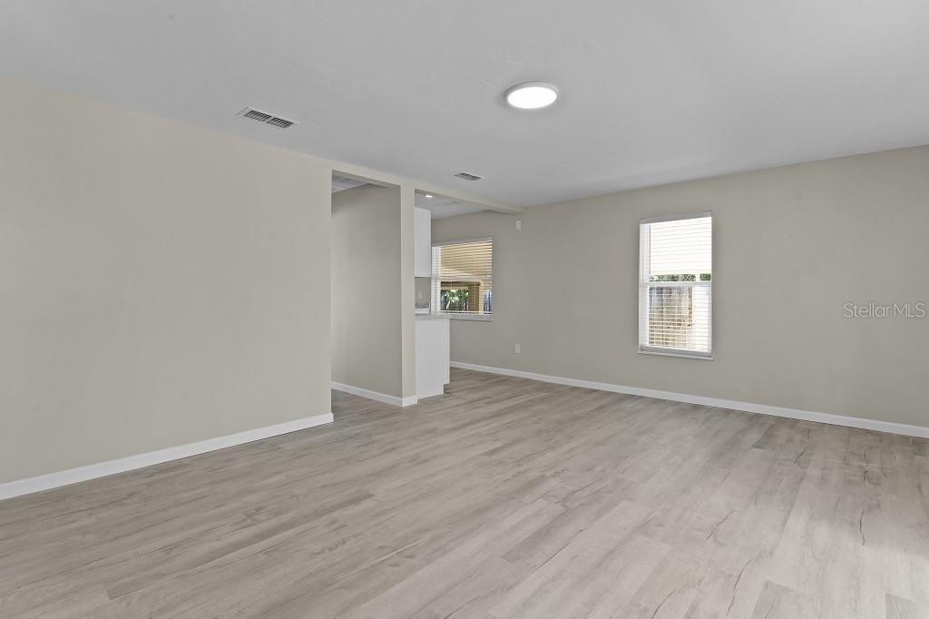 For Sale: $199,500 (2 beds, 1 baths, 936 Square Feet)