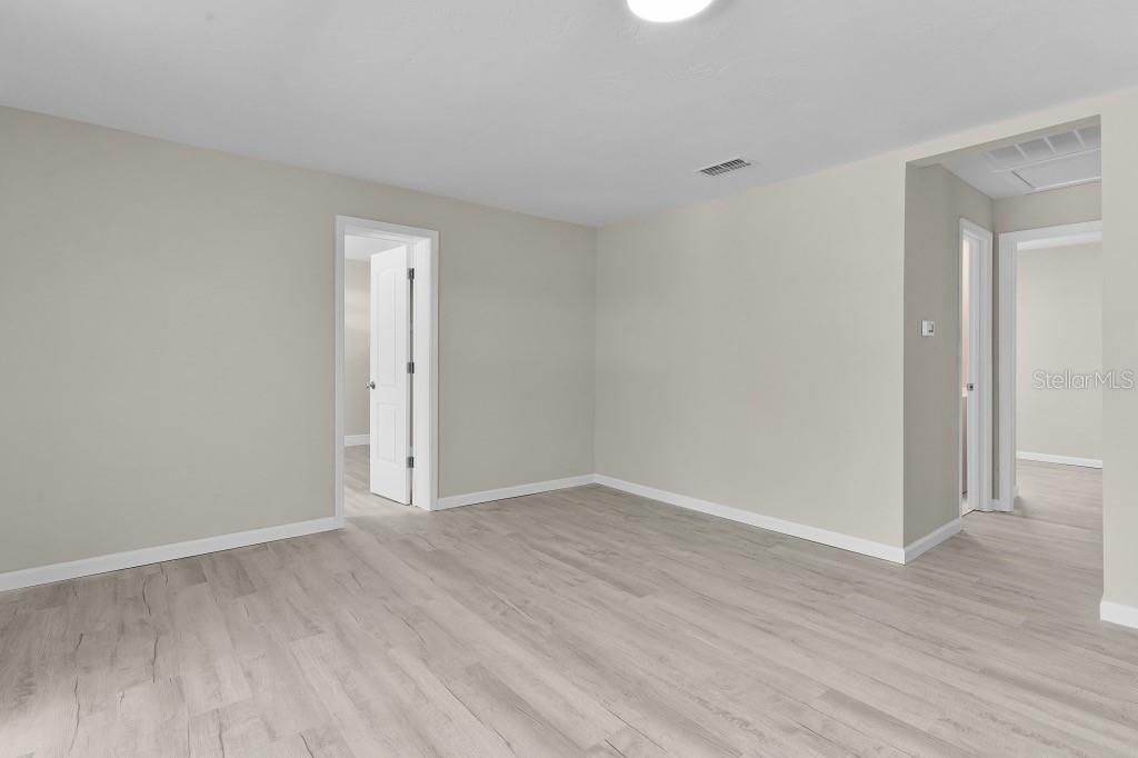 For Sale: $199,500 (2 beds, 1 baths, 936 Square Feet)