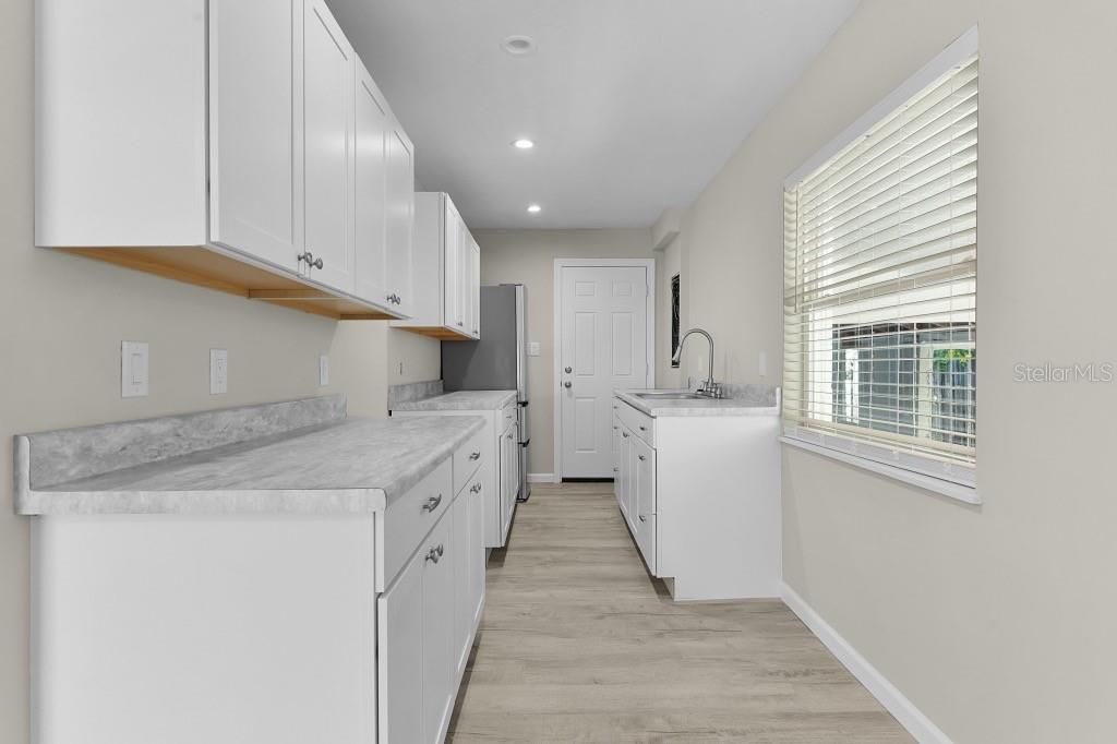 For Sale: $199,500 (2 beds, 1 baths, 936 Square Feet)