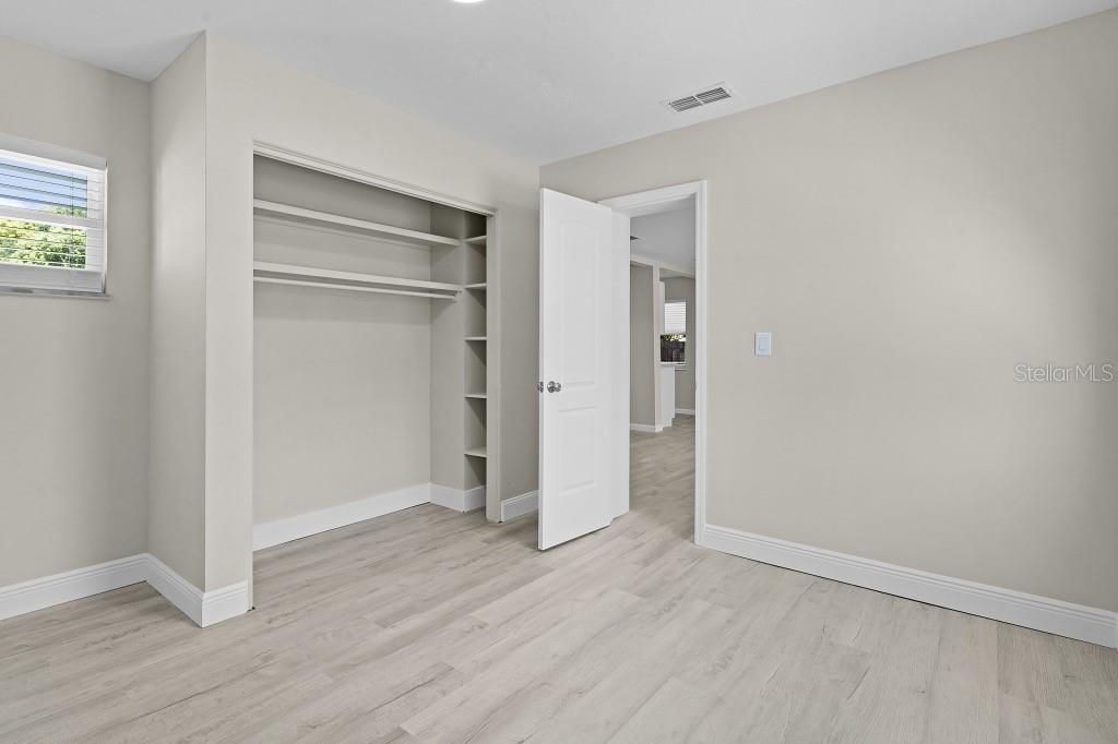 For Sale: $199,500 (2 beds, 1 baths, 936 Square Feet)