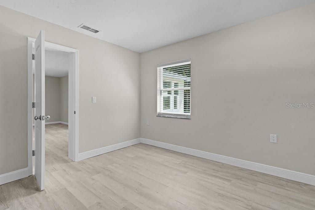 For Sale: $199,500 (2 beds, 1 baths, 936 Square Feet)