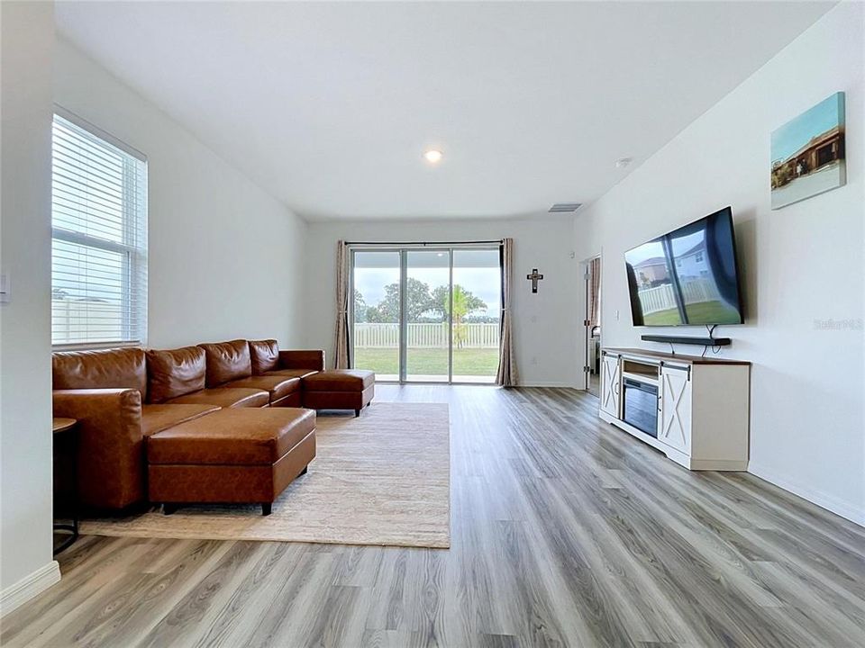 For Sale: $299,999 (3 beds, 2 baths, 1564 Square Feet)