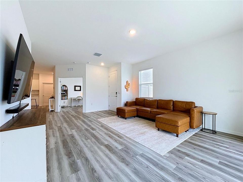 For Sale: $299,999 (3 beds, 2 baths, 1564 Square Feet)