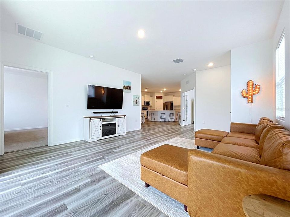 For Sale: $299,999 (3 beds, 2 baths, 1564 Square Feet)