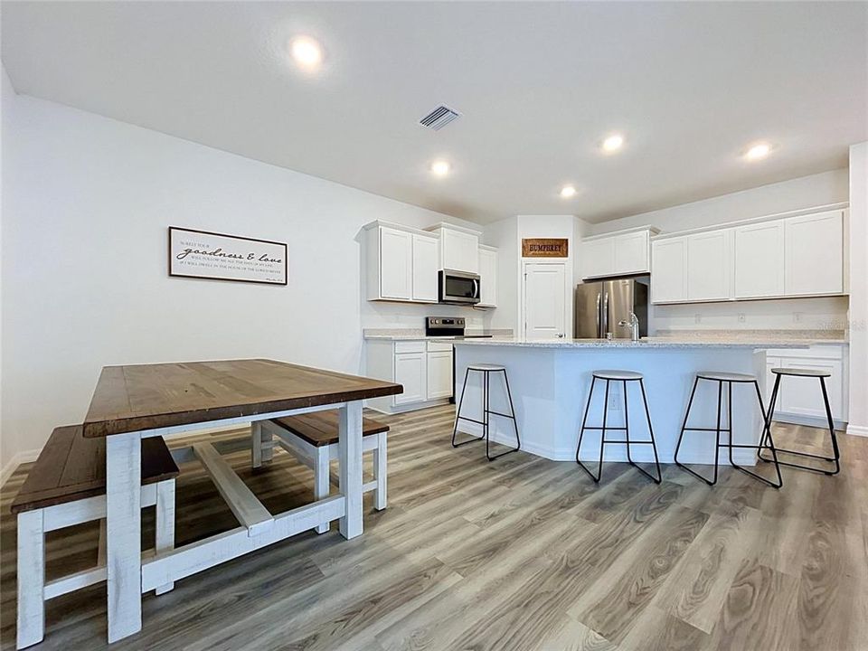 For Sale: $299,999 (3 beds, 2 baths, 1564 Square Feet)