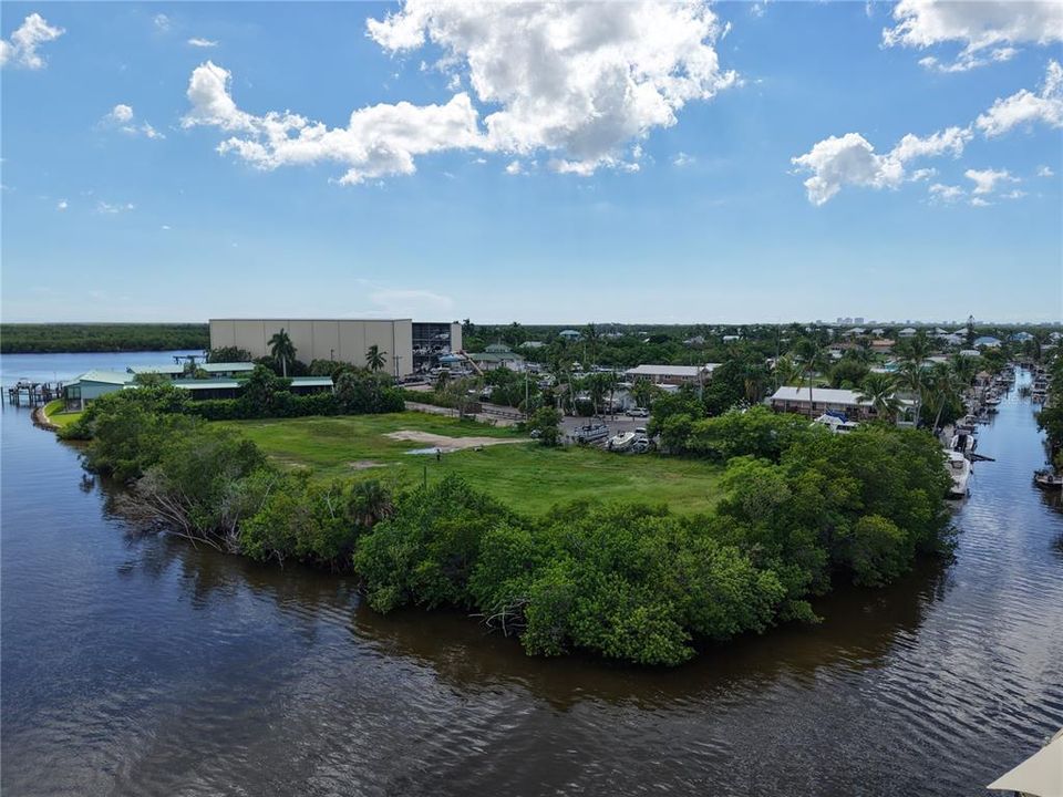 На продажу: $3,800,000 (1.36 acres)
