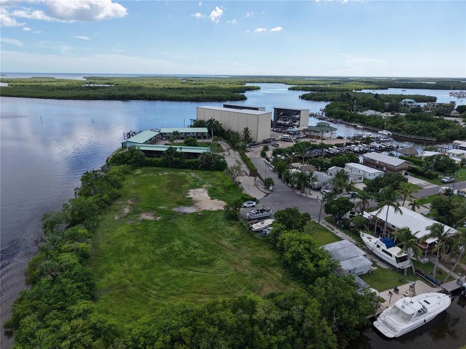 На продажу: $3,800,000 (1.36 acres)