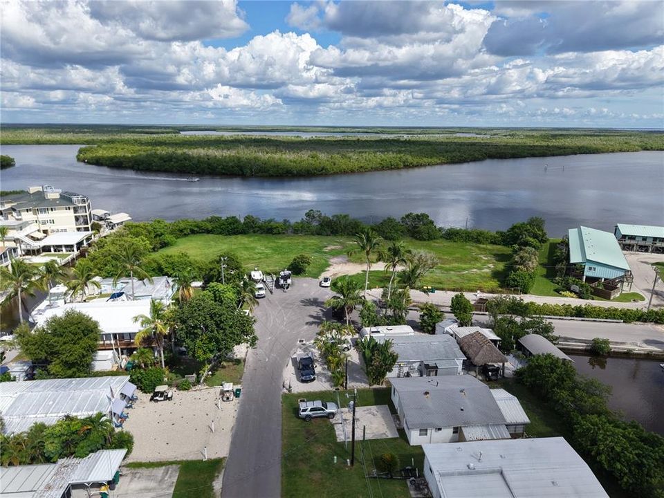 На продажу: $3,800,000 (1.36 acres)