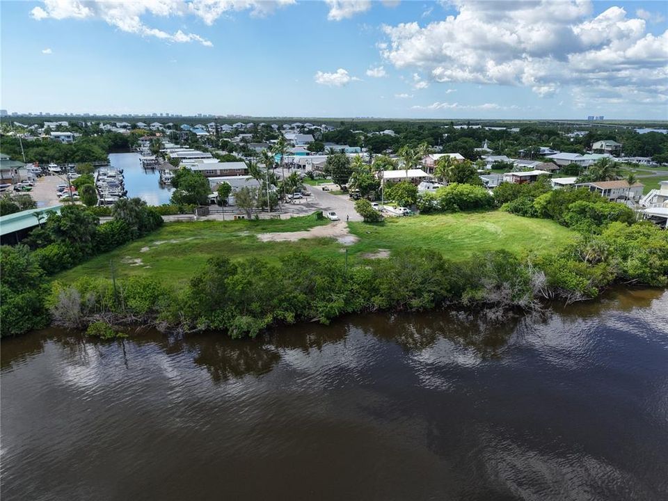 На продажу: $3,800,000 (1.36 acres)
