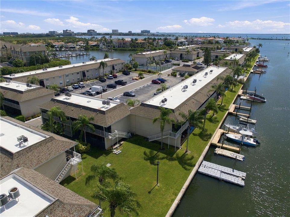 For Sale: $195,000 (1 beds, 1 baths, 827 Square Feet)