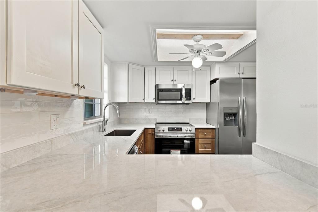 For Sale: $195,000 (1 beds, 1 baths, 827 Square Feet)
