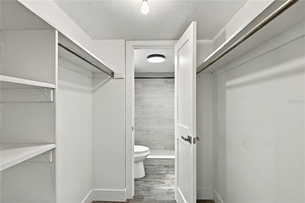 For Sale: $195,000 (1 beds, 1 baths, 827 Square Feet)