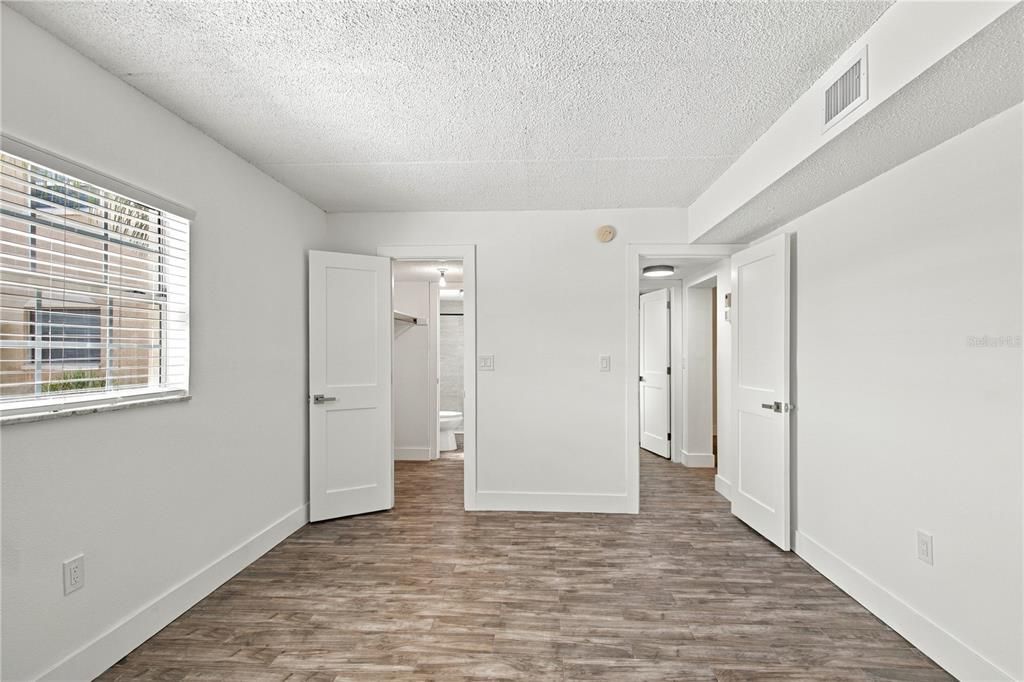 For Sale: $195,000 (1 beds, 1 baths, 827 Square Feet)