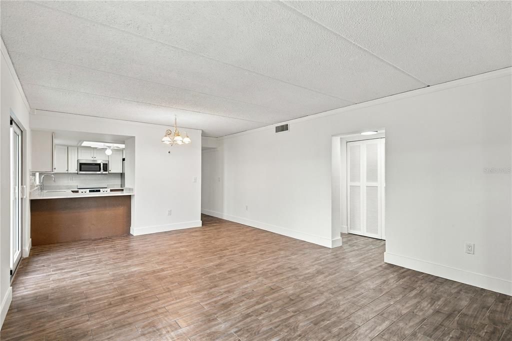 For Sale: $195,000 (1 beds, 1 baths, 827 Square Feet)