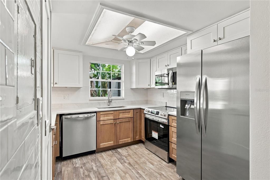 For Sale: $195,000 (1 beds, 1 baths, 827 Square Feet)