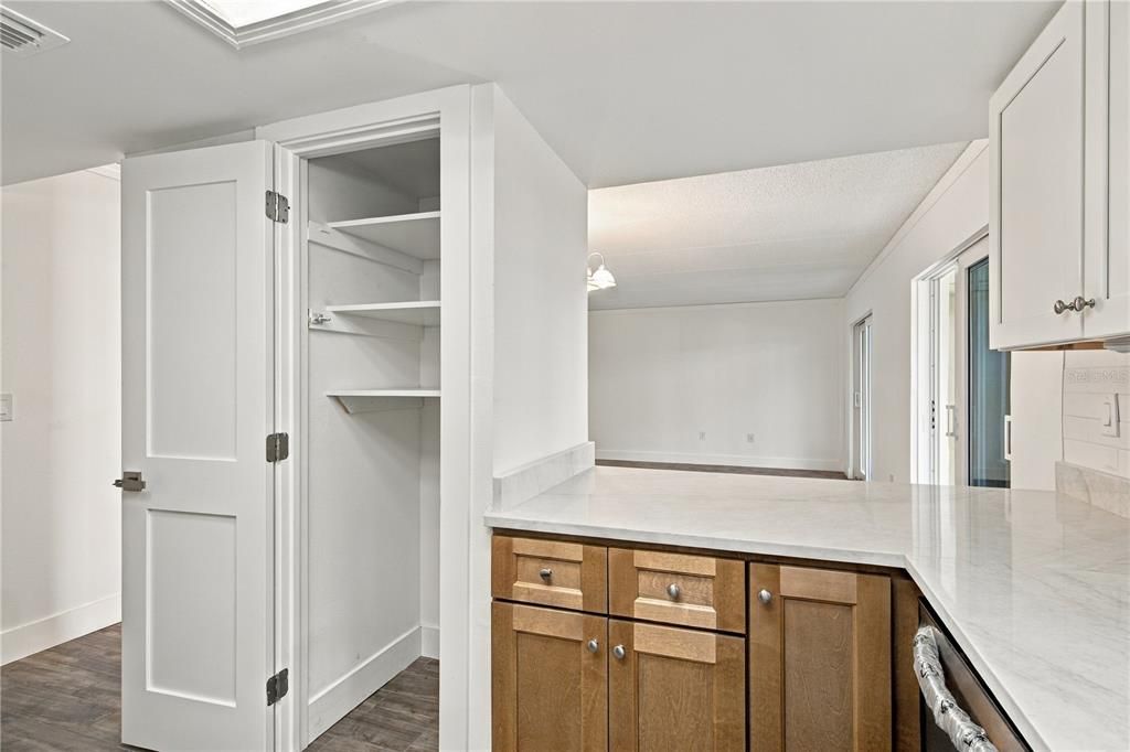 For Sale: $195,000 (1 beds, 1 baths, 827 Square Feet)