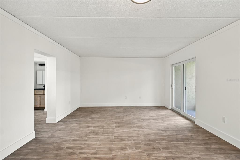For Sale: $195,000 (1 beds, 1 baths, 827 Square Feet)