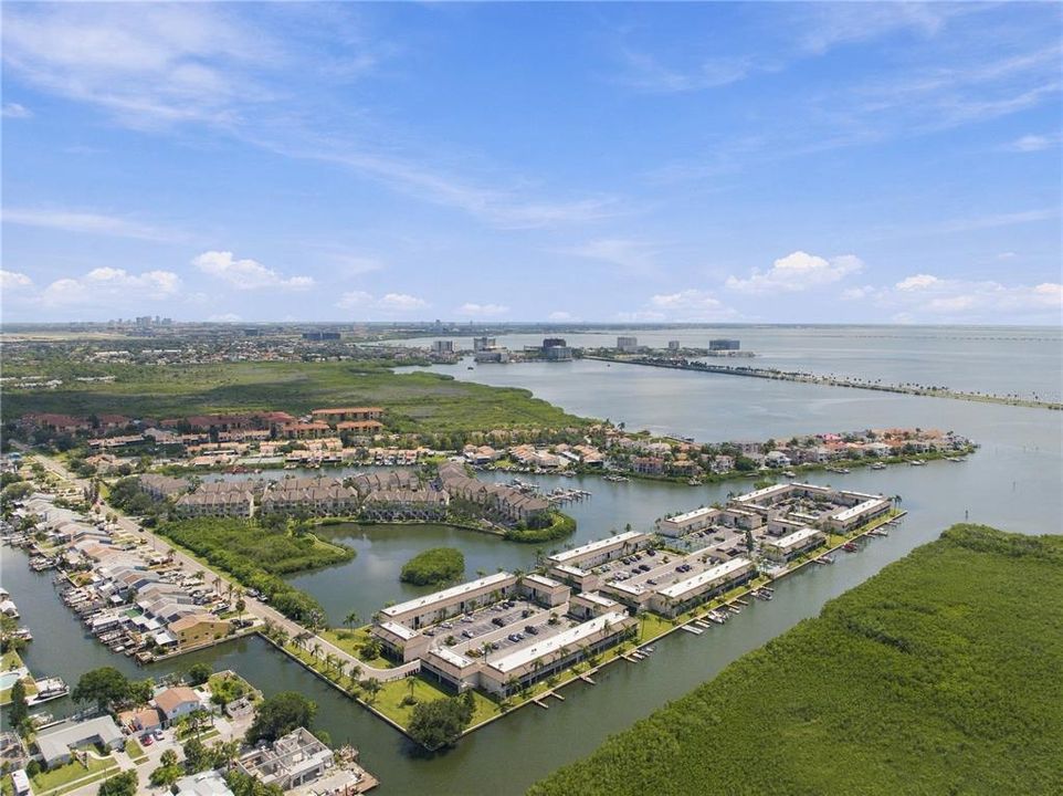 For Sale: $195,000 (1 beds, 1 baths, 827 Square Feet)