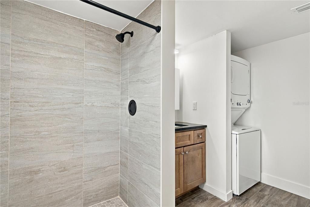 For Sale: $195,000 (1 beds, 1 baths, 827 Square Feet)