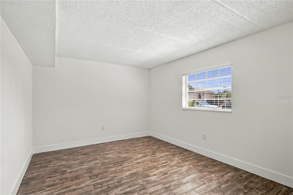 For Sale: $195,000 (1 beds, 1 baths, 827 Square Feet)