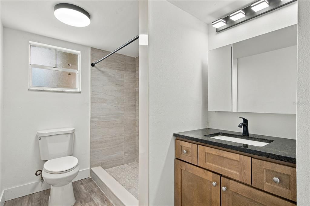 For Sale: $195,000 (1 beds, 1 baths, 827 Square Feet)