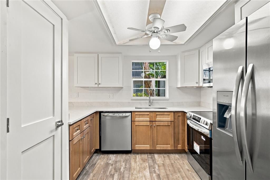 For Sale: $195,000 (1 beds, 1 baths, 827 Square Feet)