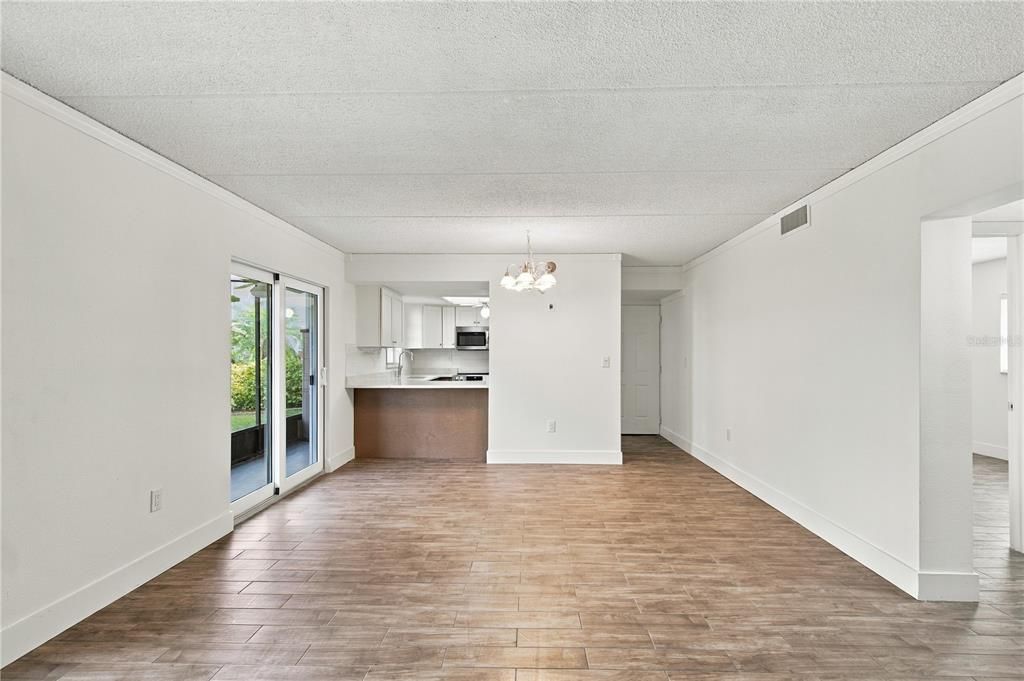 For Sale: $195,000 (1 beds, 1 baths, 827 Square Feet)