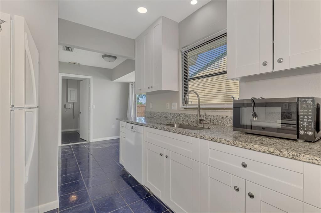For Sale: $399,900 (3 beds, 2 baths, 1281 Square Feet)