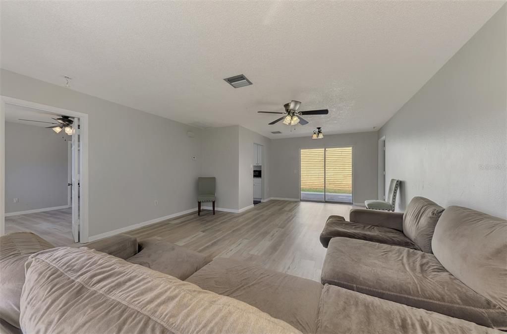 For Sale: $399,900 (3 beds, 2 baths, 1281 Square Feet)