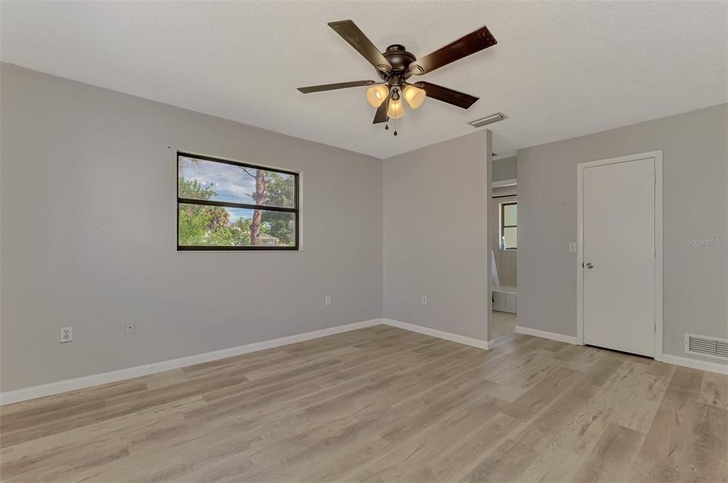 For Sale: $399,900 (3 beds, 2 baths, 1281 Square Feet)