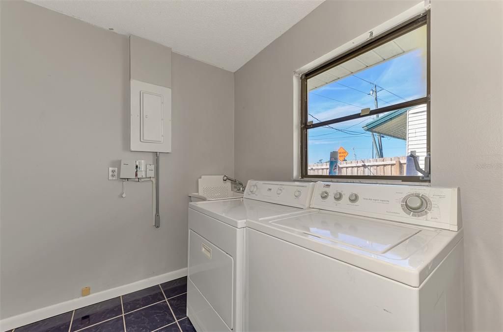 For Sale: $399,900 (3 beds, 2 baths, 1281 Square Feet)