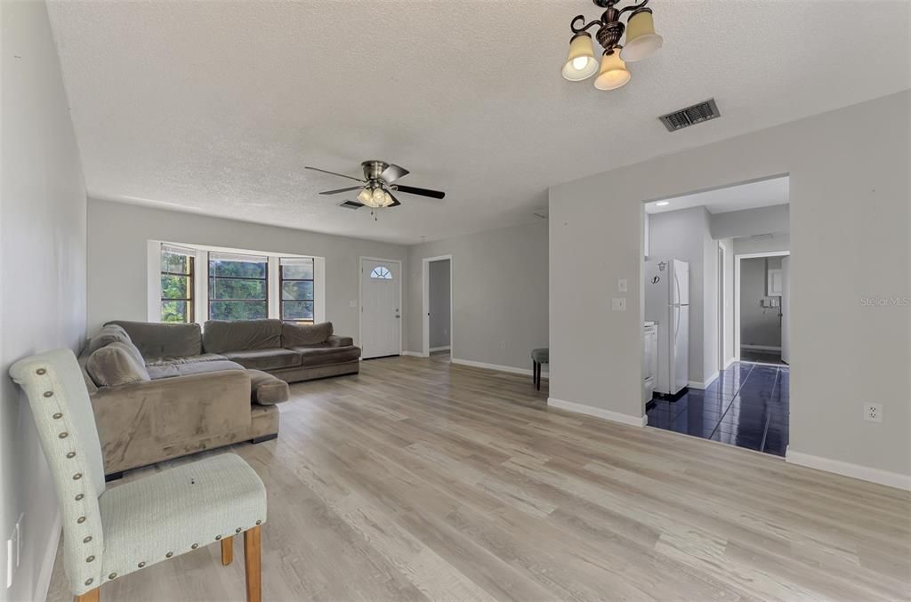 For Sale: $399,900 (3 beds, 2 baths, 1281 Square Feet)