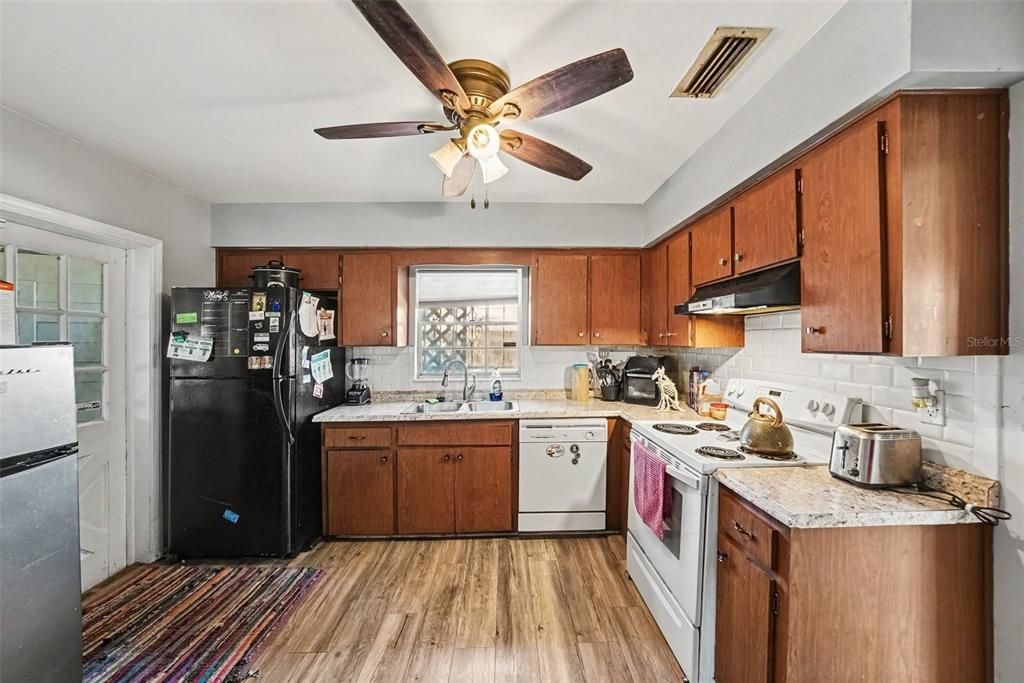 На продажу: $380,000 (4 спален, 2 ванн, 1804 Квадратных фут)