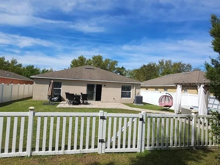 For Rent: $2,400 (3 beds, 2 baths, 1528 Square Feet)