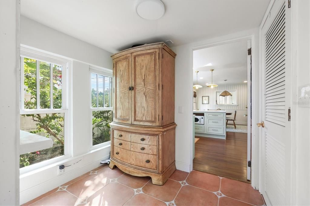 En Venta: $620,000 (4 camas, 2 baños, 1964 Pies cuadrados)