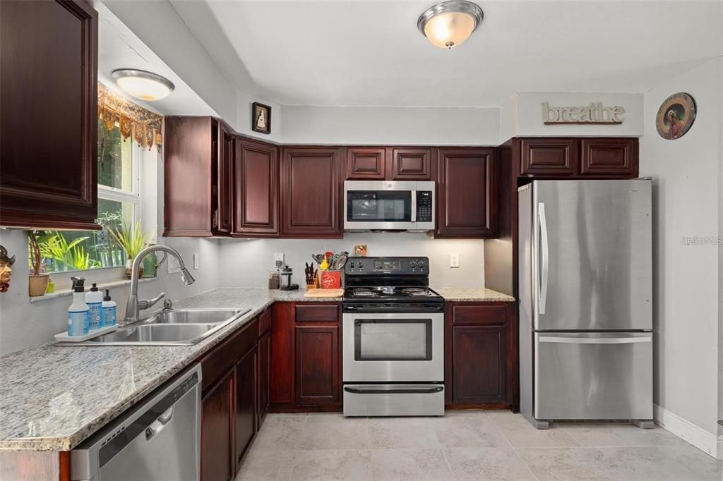 For Sale: $280,000 (3 beds, 1 baths, 999 Square Feet)