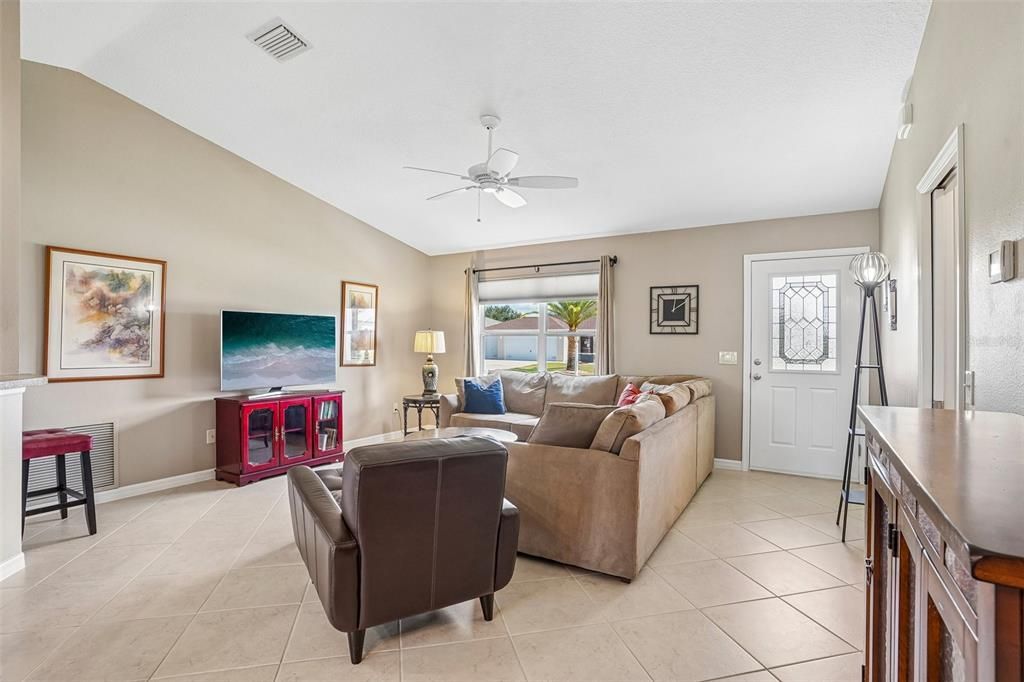 For Sale: $325,000 (2 beds, 2 baths, 1231 Square Feet)