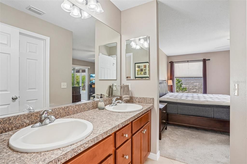 For Sale: $325,000 (2 beds, 2 baths, 1231 Square Feet)