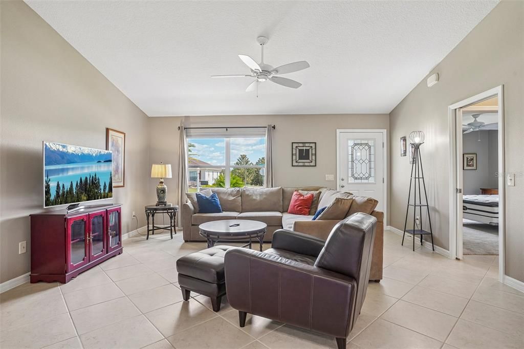 For Sale: $325,000 (2 beds, 2 baths, 1231 Square Feet)