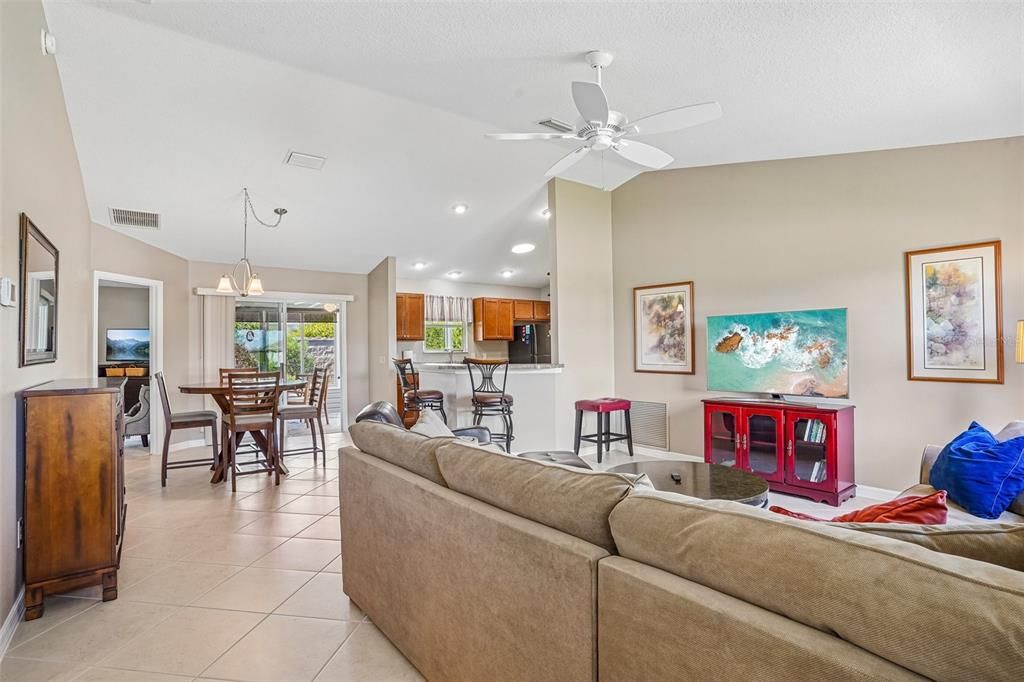 For Sale: $325,000 (2 beds, 2 baths, 1231 Square Feet)